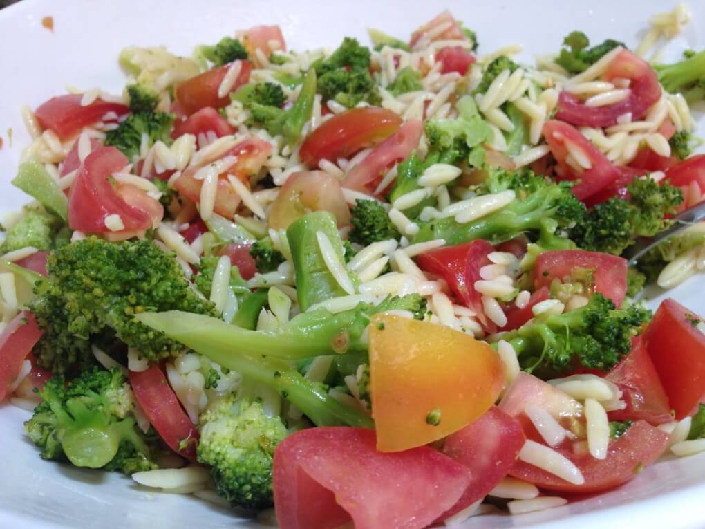 Salada de macarrao, brocolis e tomates