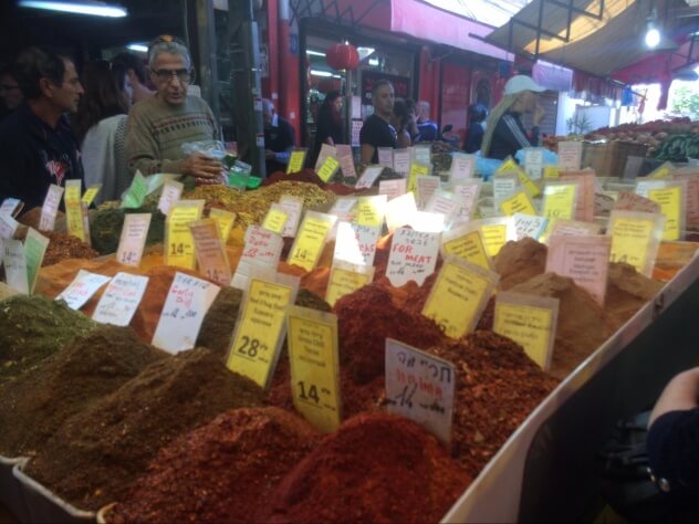 ...visitar o mercado no centro de Tel Aviv, onde você encontra de tudo, uma rua inteira cheia das mais variadas opções 