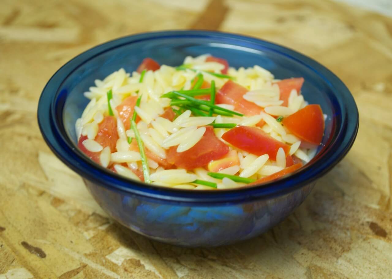Salada de Macarrão Risoni, Tomates e Cebolete.