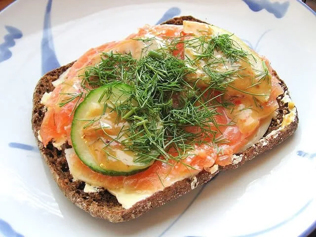 Pão com salmão, pepino e dill