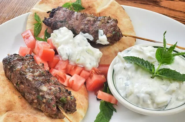 Gyros em cima do pão sirio