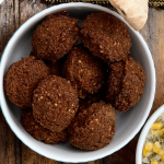 Prato de Falafel, circulada com saladas