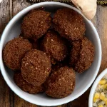 Prato de Falafel, circulada com saladas