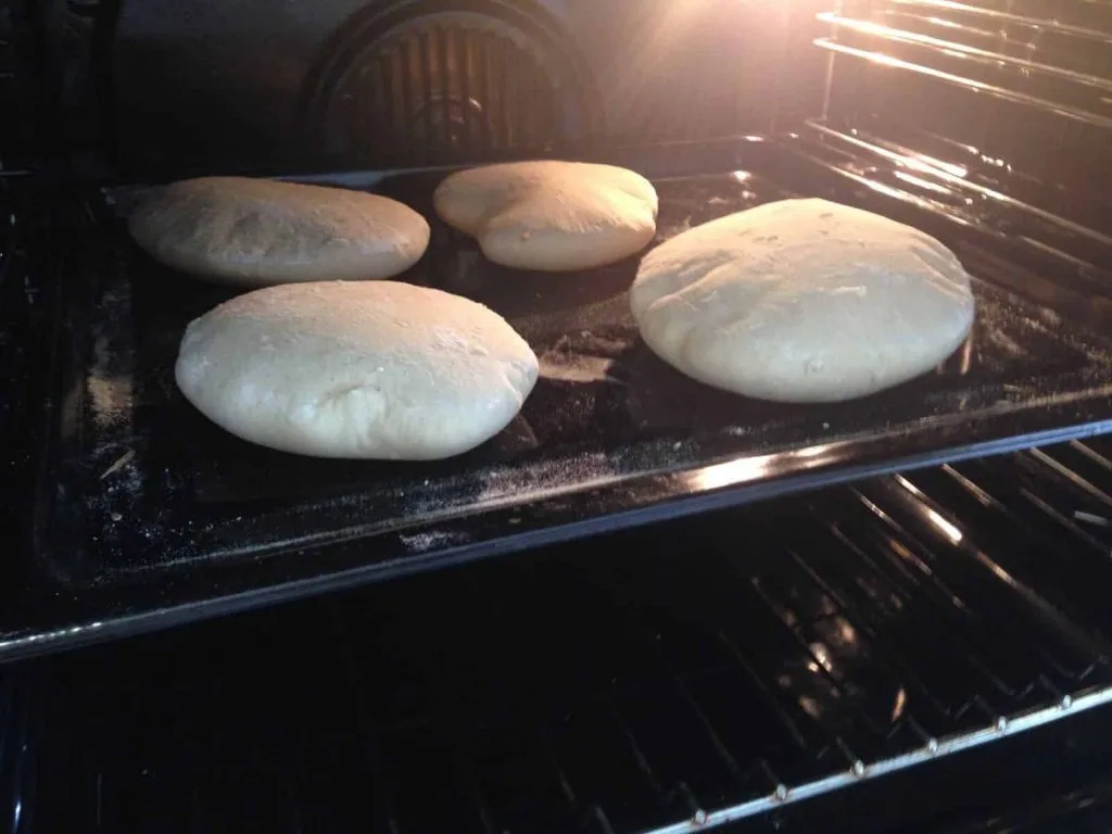 Pão pita no forno