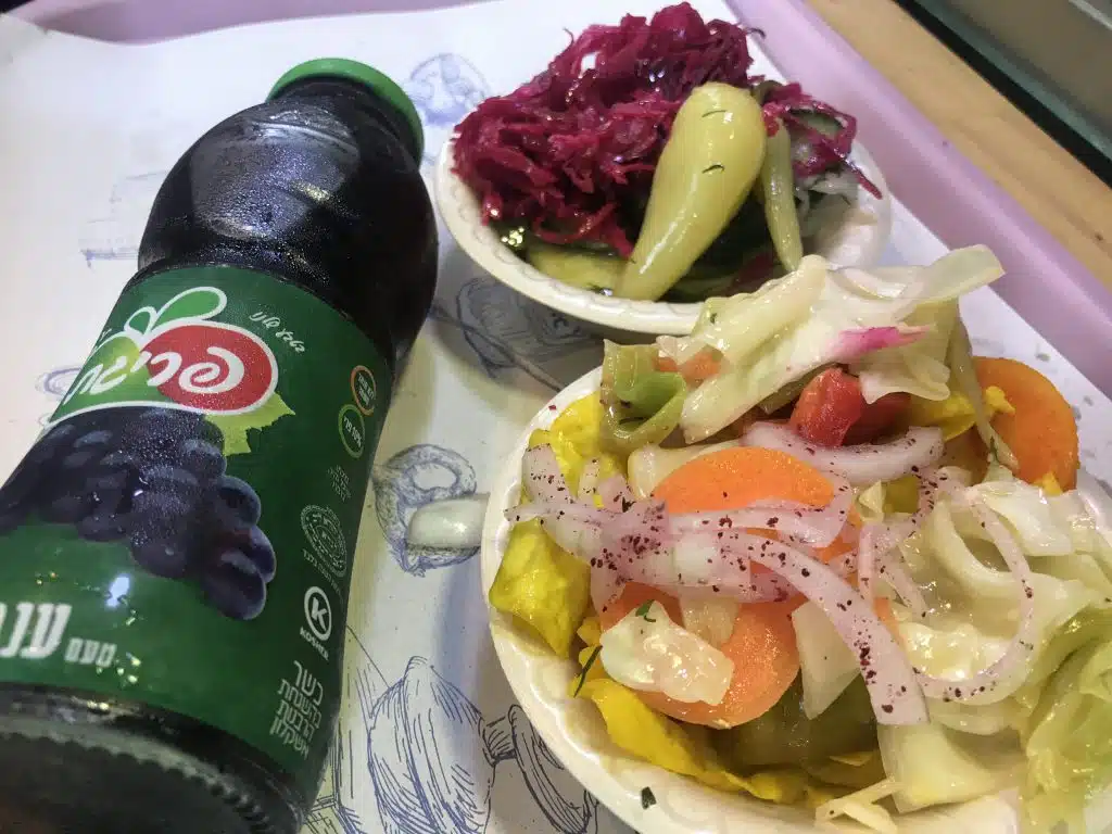 Repolho roxo, pimenta verde, Picles tipo Turshi e suco grozelia israelense