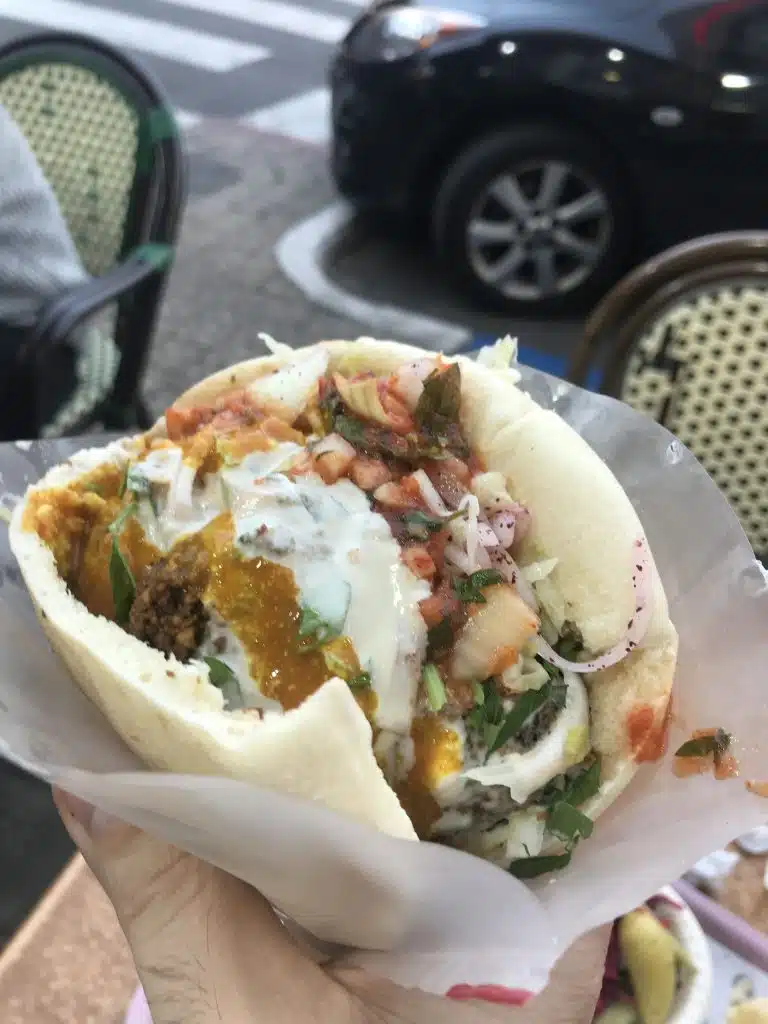 foto de lanche de Falafel, cheio com saladas