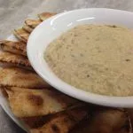 Prato de Babaganuche e pães sirio