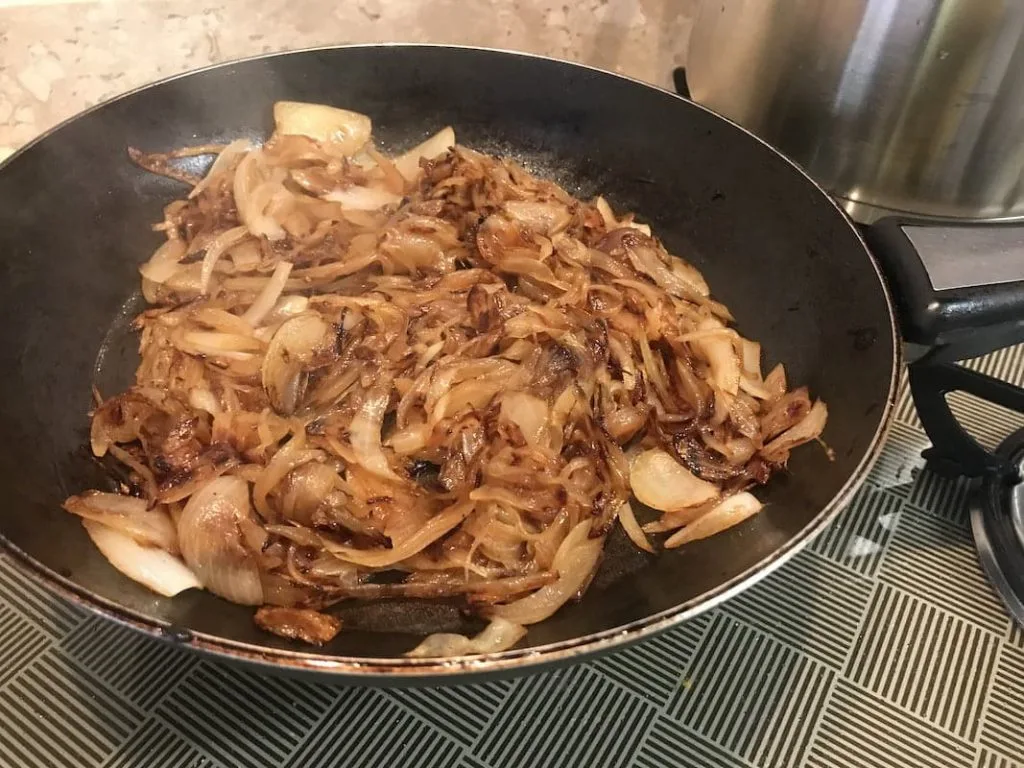 Cebolas no frigideira