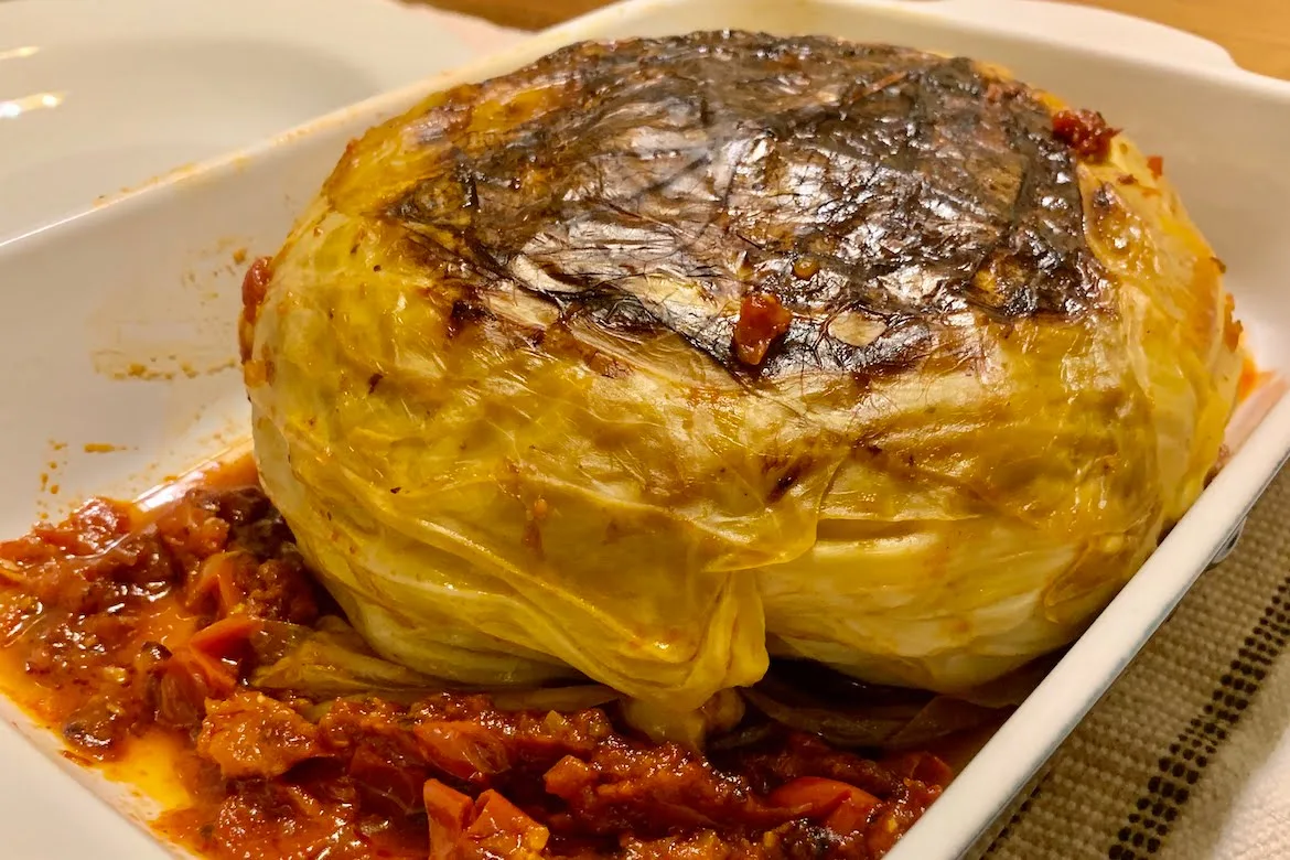 Receita de repolho recheado com carne moída, cogumelos e tomates