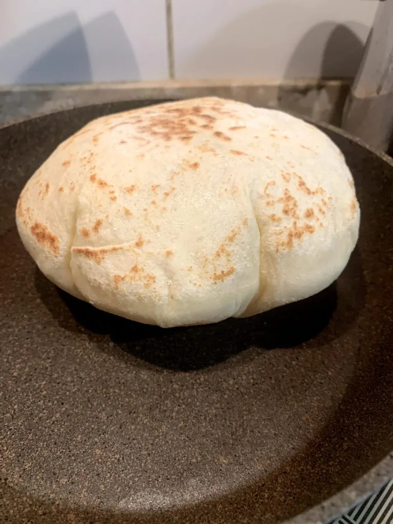 Pita na Frigideira no meio de frigideira