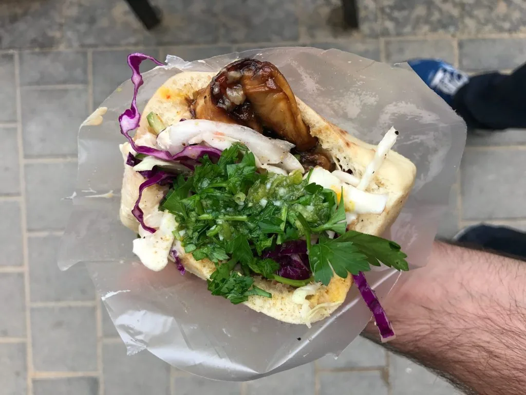 Pão pita com Sabich