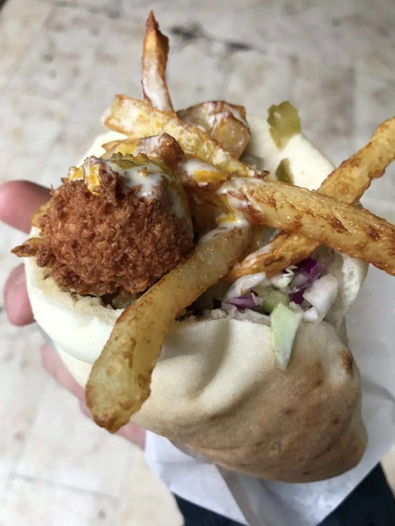 Pão pita com falafel e batata frita