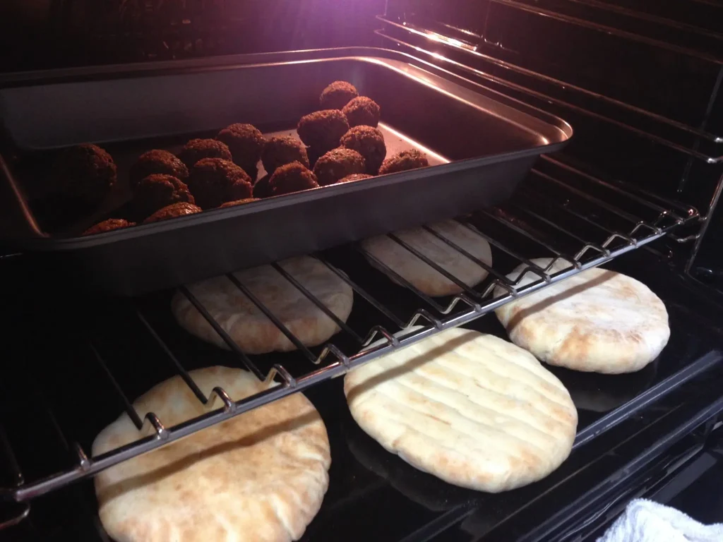 Esquentando pita e falafel no forno, para jantar