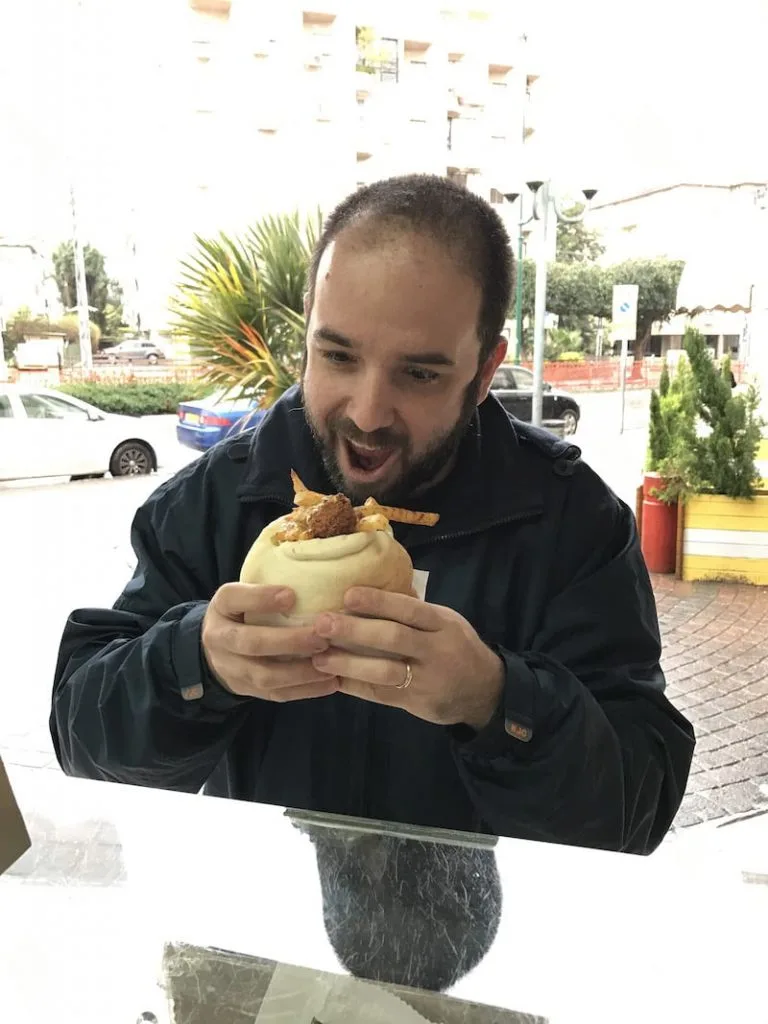 Comendo falafel em Israel