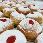 Uma bandeja cheia de sufganiyot
