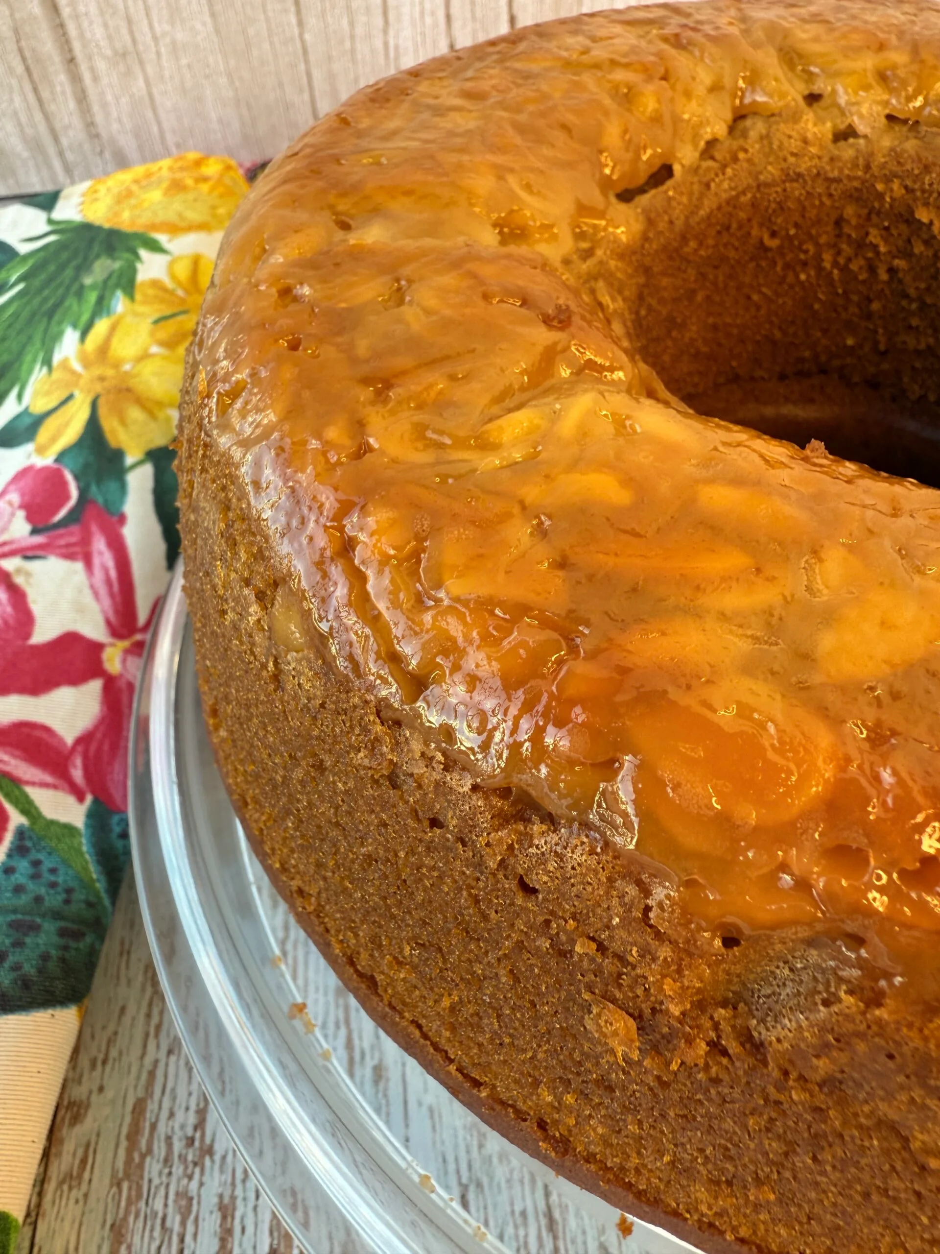 Bolo de Mel com Cobertura Cremosa de Mel e Amêndoas